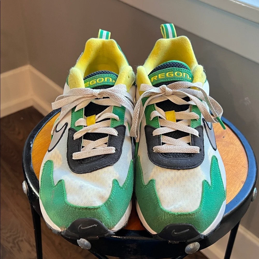 Nike Men’s Oregon Ducks Green and White Sneakers - Picture 2 of 4